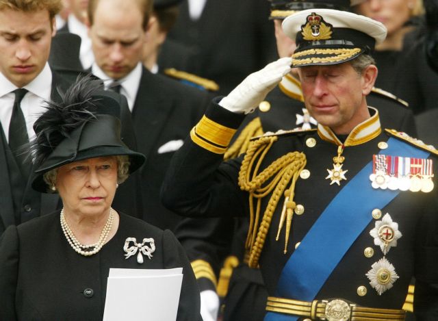 Βρετανία: Ο Κάρολος Γ’ και οι φήμες ότι σύντομα θα παραχωρήσει τον θρόνο στο Ουίλιαμ