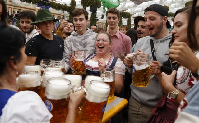 Οκτόμπερφεστ: Η δυναμική επιστροφή της διάσημης γιορτής της μπύρας, μετά την πανδημία, φέρνει και vegan επιλογές