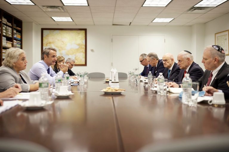 Mitsotakis meets with reps of American Jewish groups on sidelines of UN general assembly