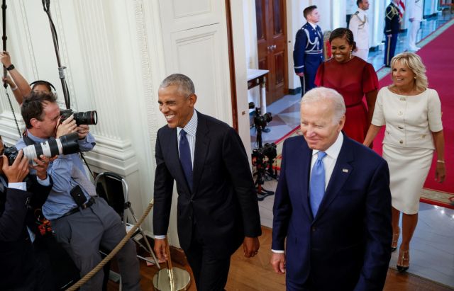ΗΠΑ: Ο Μπαράκ και η Μισέλ Ομπάμα επέστρεψαν στον Λευκό Οίκο για την παρουσίαση των επίσημων πορτρέτων τους