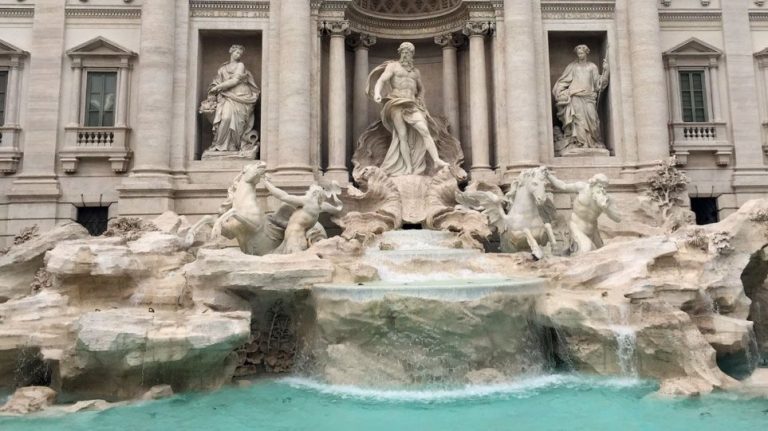 Ιταλία: Η κυβέρνηση Ντράγκι θα συμβουλεύσει τους Ιταλούς να βάζουν πλυντήριο μόνον όταν έχει γεμίσει και να κάνουν «γρήγορα ντους»