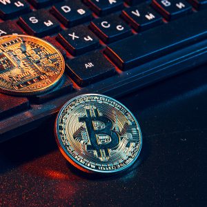 Crypto: Το Bitcoin εκτοξεύεται στα ύψη, τα altcoins υποχωρούν