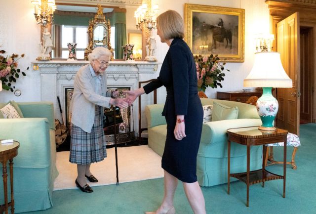 Λιζ Τρας: Διορίστηκε πρωθυπουργός της Βρετανίας από τη βασίλισσα Ελισάβετ