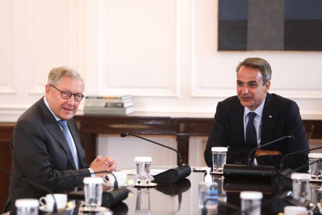 ESM chief Regling in Athens; meets with PM ahead of term’s end next month