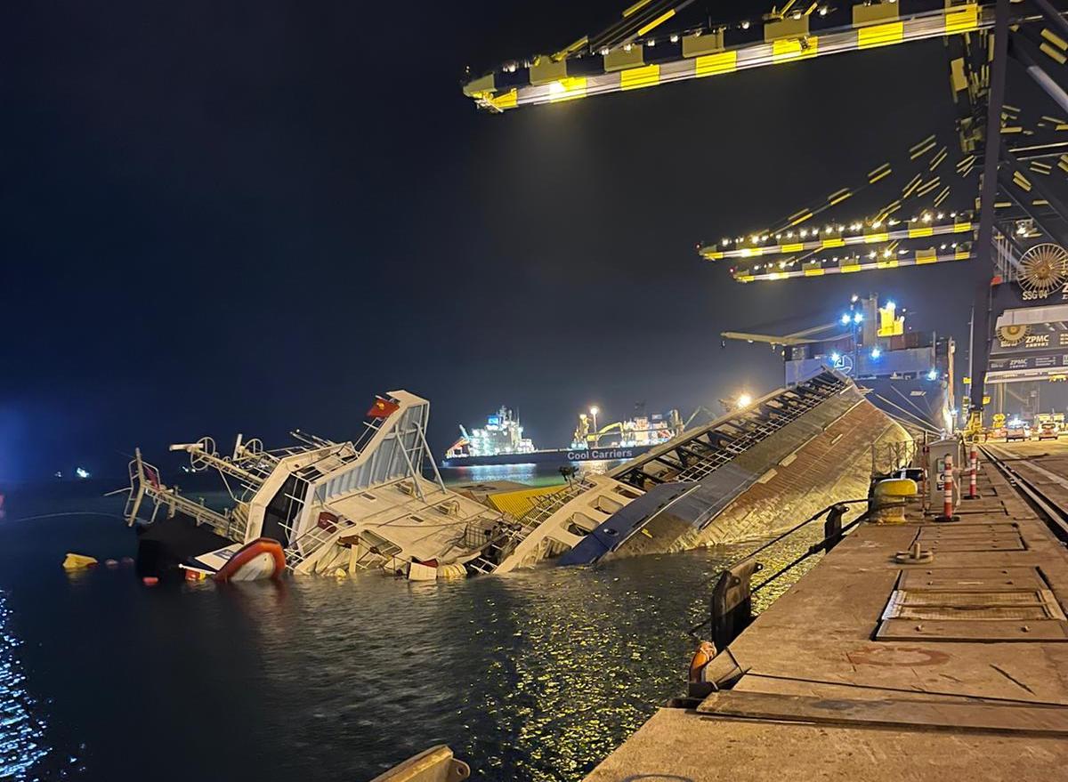 Τουρκία: Πλοίο ανετράπη στο λιμάνι της Αλεξανδρέττας [video]
