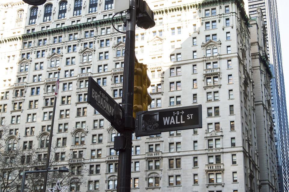 Wall Street: Ισχυρές πιέσεις