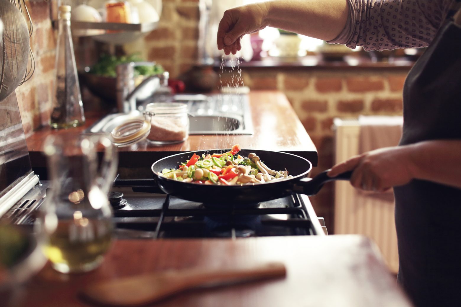 Τι είναι το παθητικό μαγείρεμα και πώς θα μπορεί να μειώσει το λογαριασμό ρεύματος