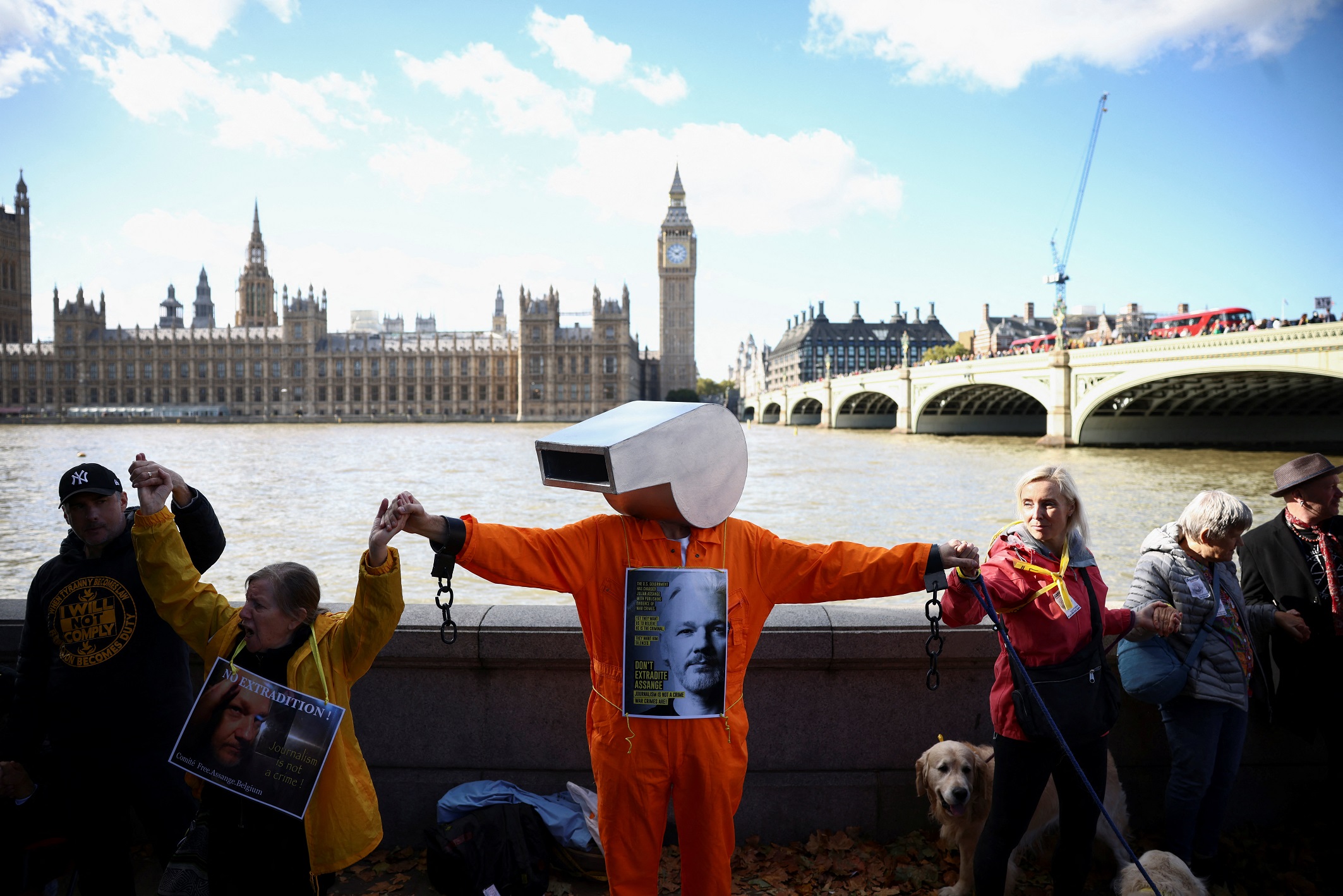 Βρετανία: Ανθρώπινη αλυσίδα κατά της έκδοσης του Ασάνζ