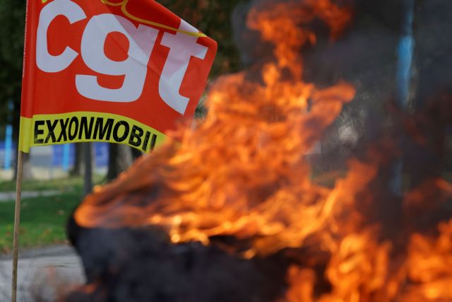Γαλλία: Βενζίνη στα… «φλεγόμενα μπατζάκια» του Μακρόν