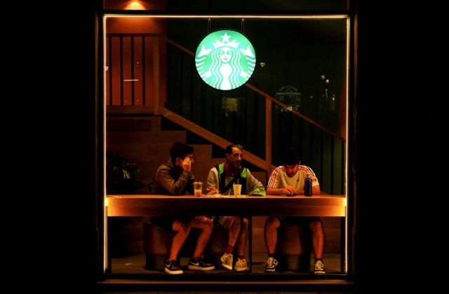 ΗΠΑ: Μήνυση εργαζομένων κατά της Starbacks – Τους κατηγόρησαν για «απαγωγή» όταν ζήτησαν αύξηση