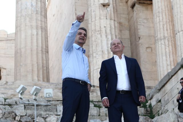 Greek PM Kyriakos Mitsotakis and Chancellor Olaf Soltz visit Acropolis