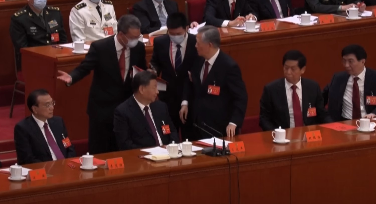Κίνα: «Δεν αισθανόταν καλά» – Η επίσημη εξήγηση για το… σήκωμα του πρώην προέδρου