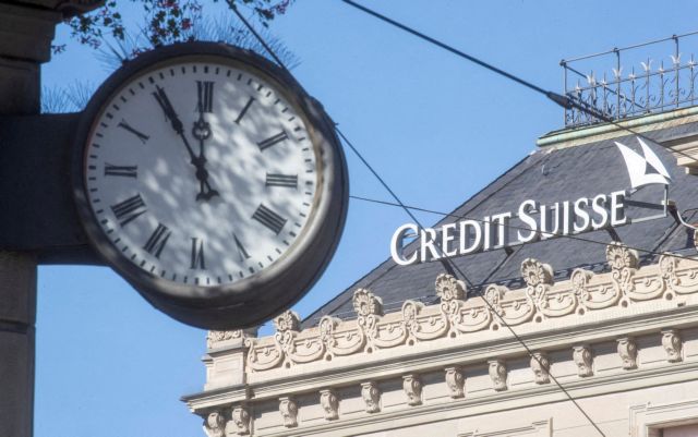 Credit Suisse: Μπόνους στα στελέχη της τράπεζας παρά την κατάρρευση της