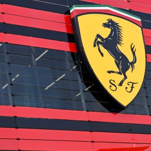 Ferrari: Αλλάζει τα δεδομένα με νέο ηλεκτρικό μοντέλο – Σε ποιους αγοραστές απευθύνεται
