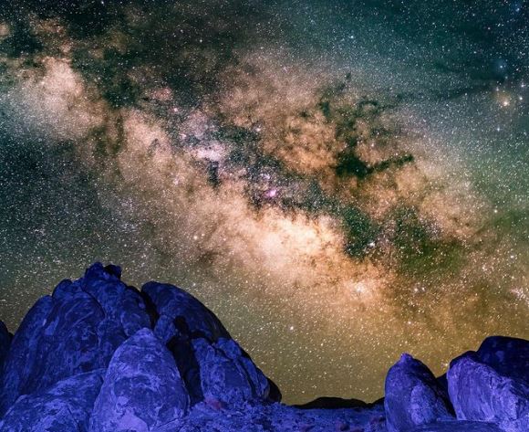 Διάστημα: Εντυπωσιακή εικόνα του γαλαξία από φωτογράφο στην έρημο