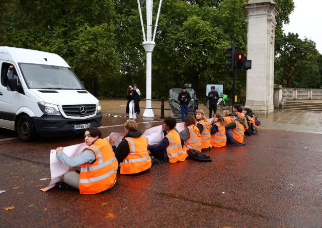 Λονδίνο: Αντιδράσεις κατά διαδηλωτών ενάντια στα ορυκτά καύσιμα
