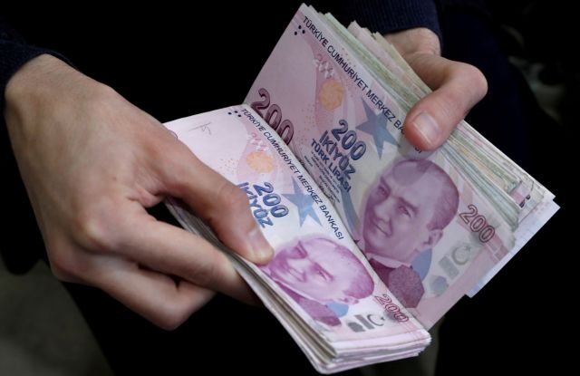 Τουρκία: Σε ιστορικά χαμηλό επίπεδο έναντι του δολαρίου υποχωρεί η τουρκική λίρα