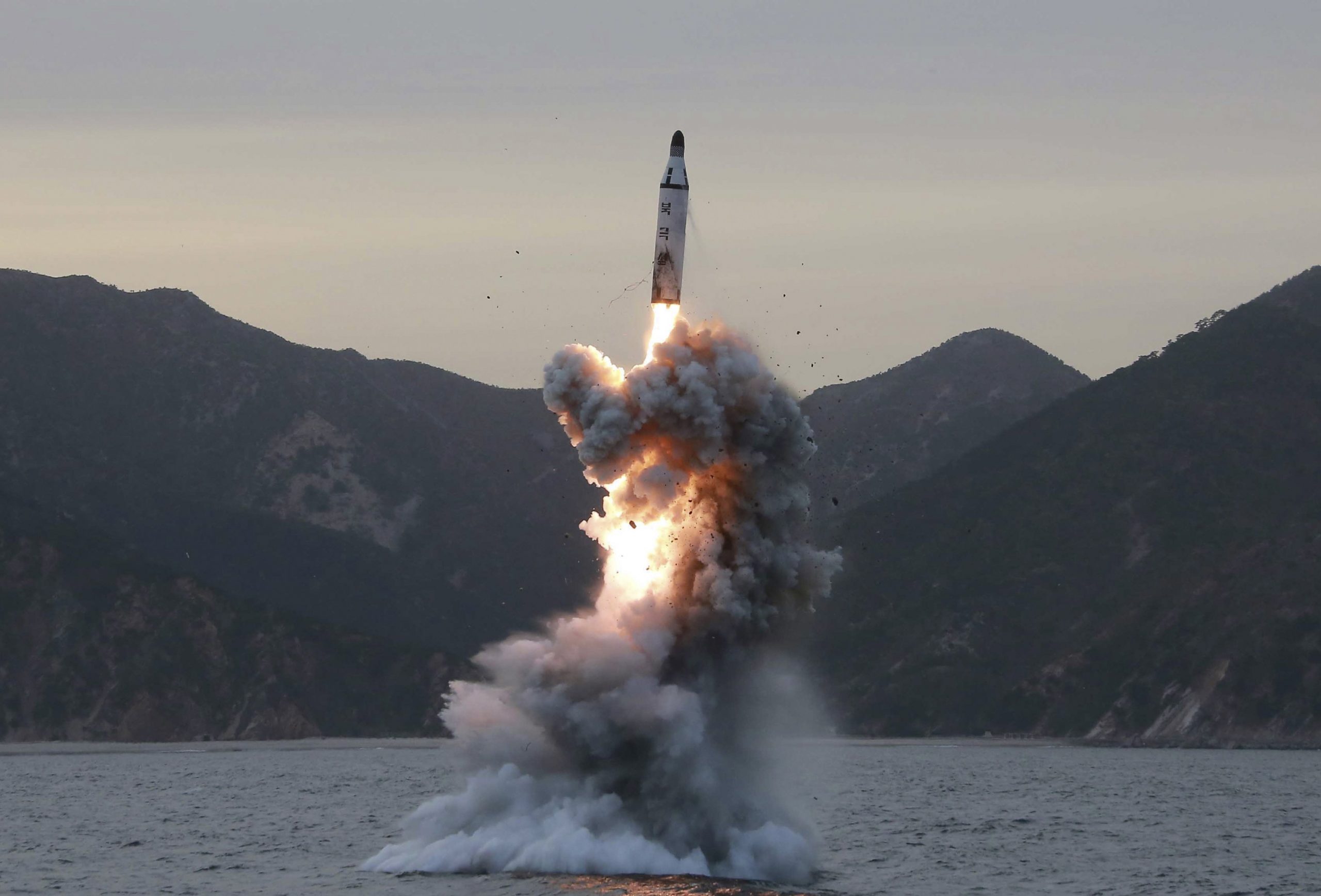 Βόρεια Κορέα: Η ΕΕ καταδικάζει την εκτόξευση νέων πυραύλων – «Να δοθεί ενιαία απάντηση»