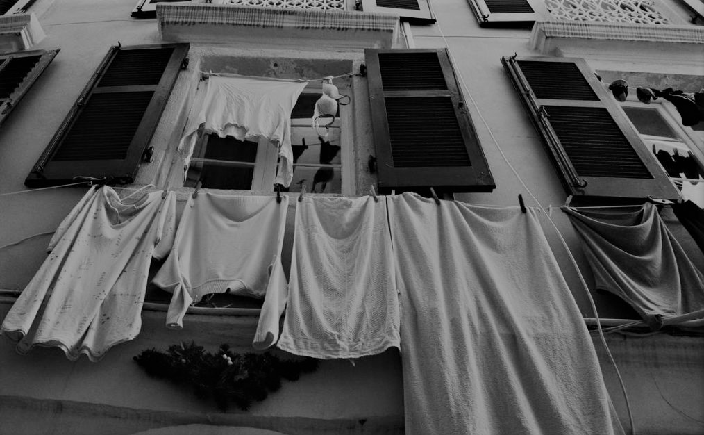Μπουγάδα: Η ιστορία της Αθήνας μέσα από τα απλωμένα ασπρόρουχα