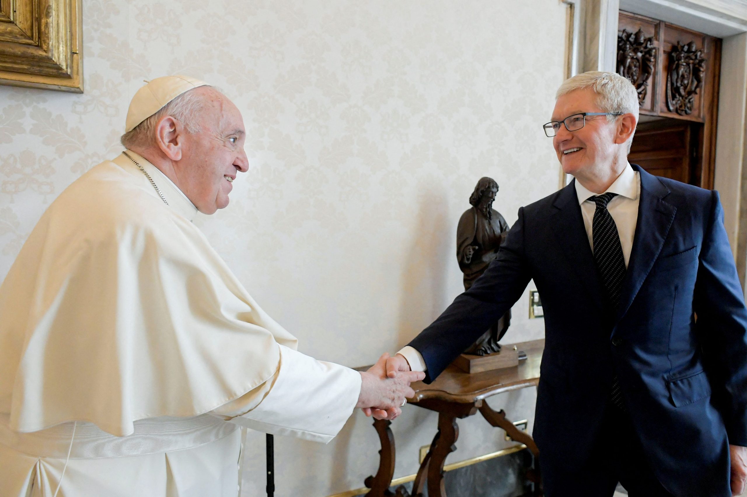 Πάπας Φραγκίσκος: Ο «πολέμιος» των κινητών συναντήθηκε με τον Τιμ Κουκ της Apple