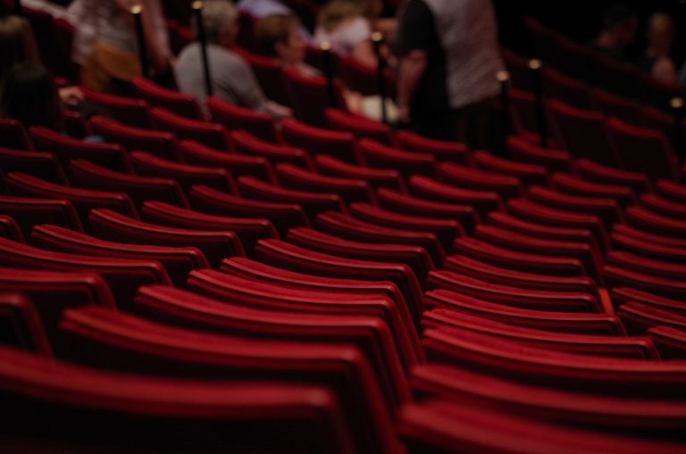 ΔΥΠΑ: Την Τετάρτη ξεκινούν οι αιτήσεις για επιταγές θεάτρου – Οι δικαιούχοι