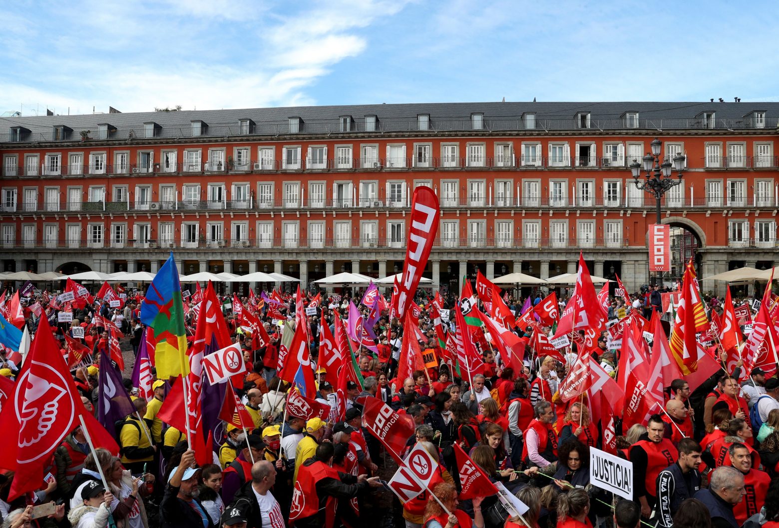 Ισπανία: Διαδήλωση στη Μαδρίτη για την αύξηση των μισθών – Τα συνδικάτα απειλούν να συνεχίσουν τις κινητοποιήσεις τους