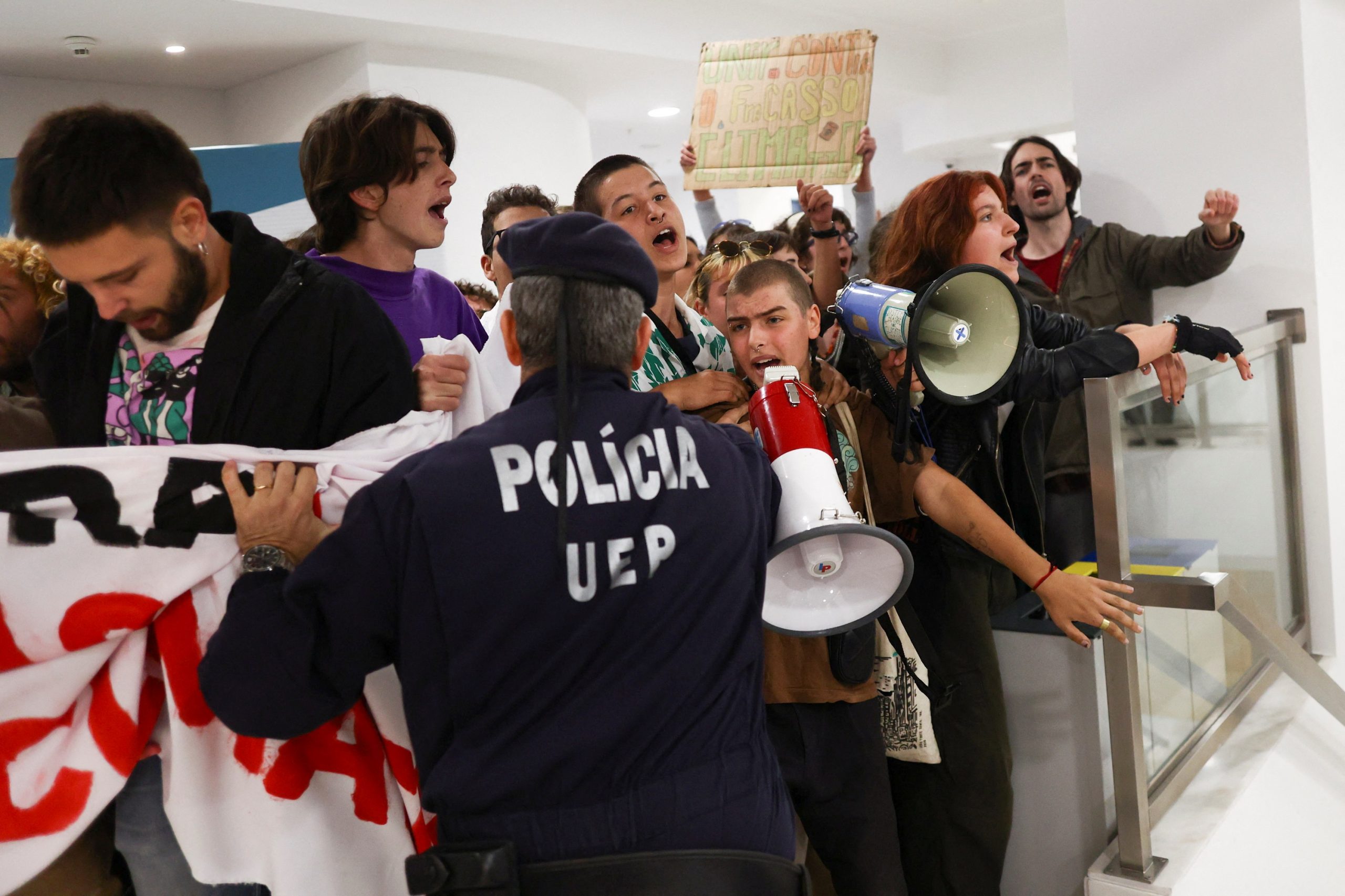 Πορτογαλία: Εκατοντάδες διαδηλωτές για το κλίμα στη Λισαβόνα