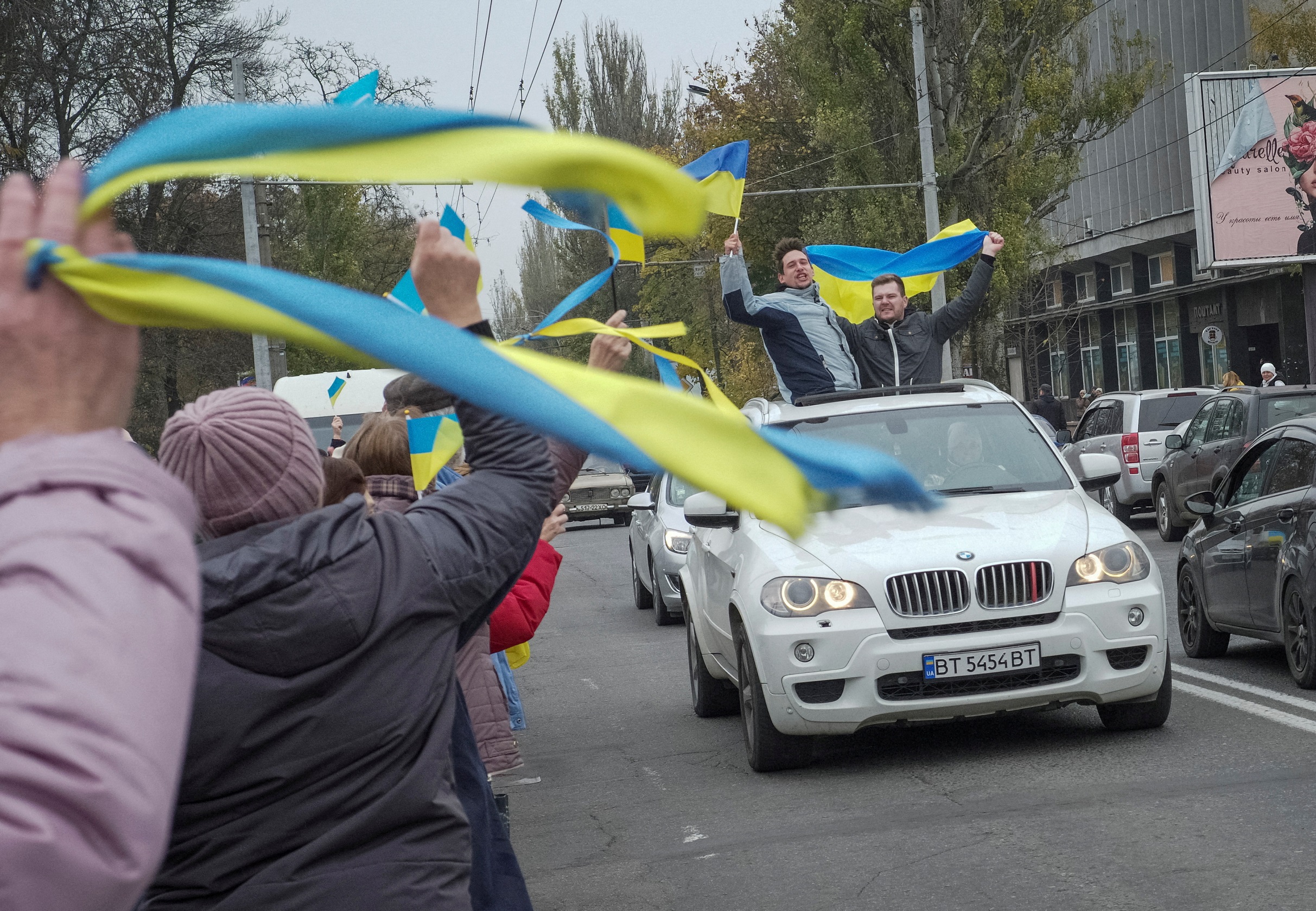 Ουκρανία: Οι πρώτες στιγμές μετά την ανακατάληψη της Χερσώνας – «Επιτέλους η πόλη μου είναι ελεύθερη»
