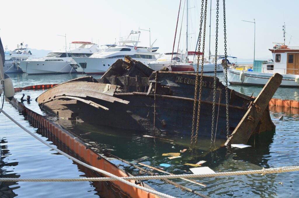 Ελευσίνα: Απομακρύνθηκε το δεύτερο ναυάγιο από τον ιστορικό λιμένα του Φονιά