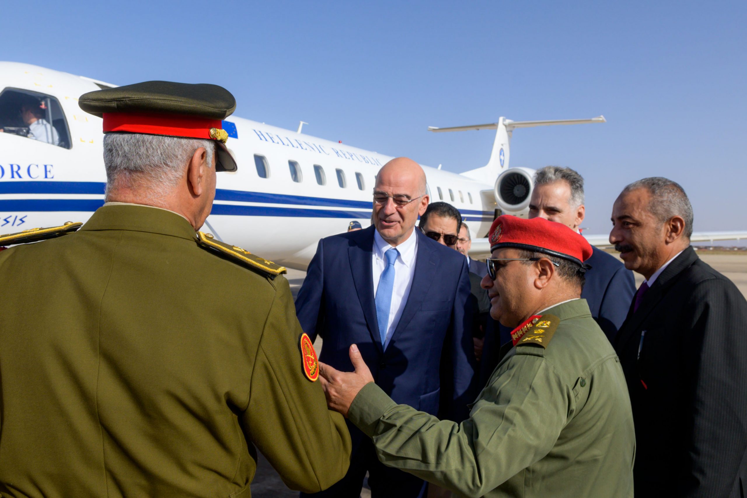 Politico: «Γεια σας και… αντίο σας» – Το Plan B του Δένδια όταν προσγειώθηκε στη Λιβύη
