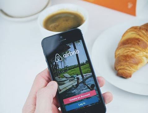 Καθαρά Δευτέρα: Sold out τα Airbnb – Οι πληρότητες και οι τιμές [πίνακας]