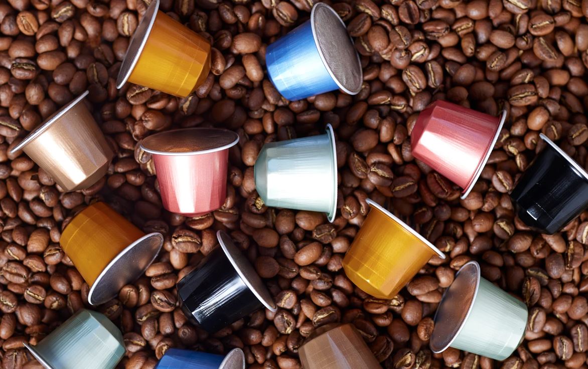 ΕΕ: Αλλάζουν οι κανόνες για τις κάψουλες του καφέ και τα πλαστικά μπουκάλια