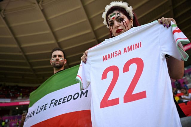 Μουντιάλ 2022: Οι ΗΠΑ αφαίρεσαν το έμβλημα της ισλαμικής δημοκρατίας από τη σημαία του Ιράν