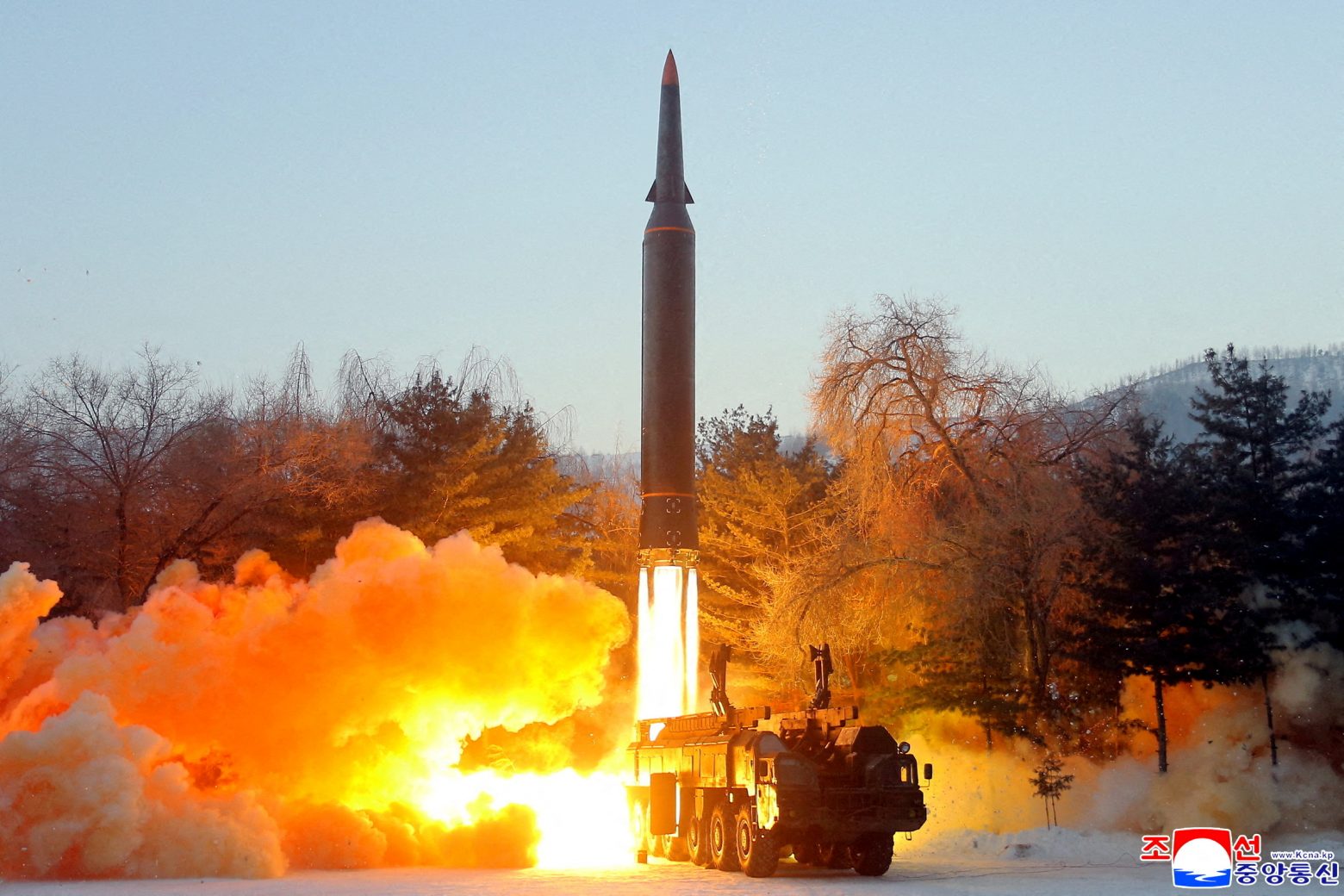 Βόρεια Κορέα: Εκτοξεύει άλλους τρεις πυραύλους – Ανάμεσά τους κι ένας διηπειρωτικός