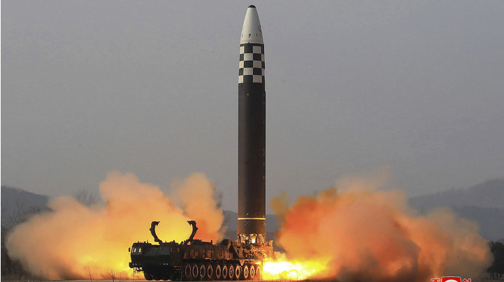Βόρεια Κορέα: εκτοξεύει διηπειρωτικό βαλλιστικό πύραυλο που πέφτει εντός της ΑΟΖ της Ιαπωνίας