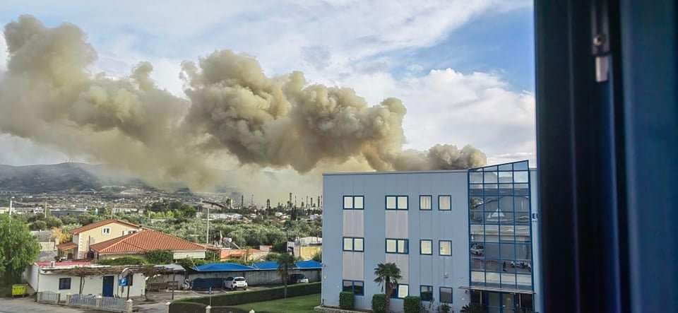 Μεγάλη φωτιά στον Ασπρόπυργο – Μήνυμα του 112