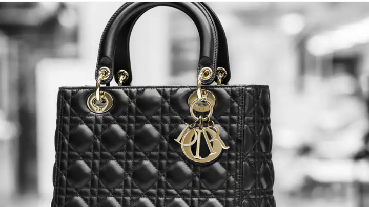 Dior: Η ξεχωριστή τσάντα της πριγκίπισσας Νταϊάνα κυκλοφορεί ξανά