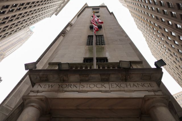Wall Street: Δέχεται ήπιες πιέσεις