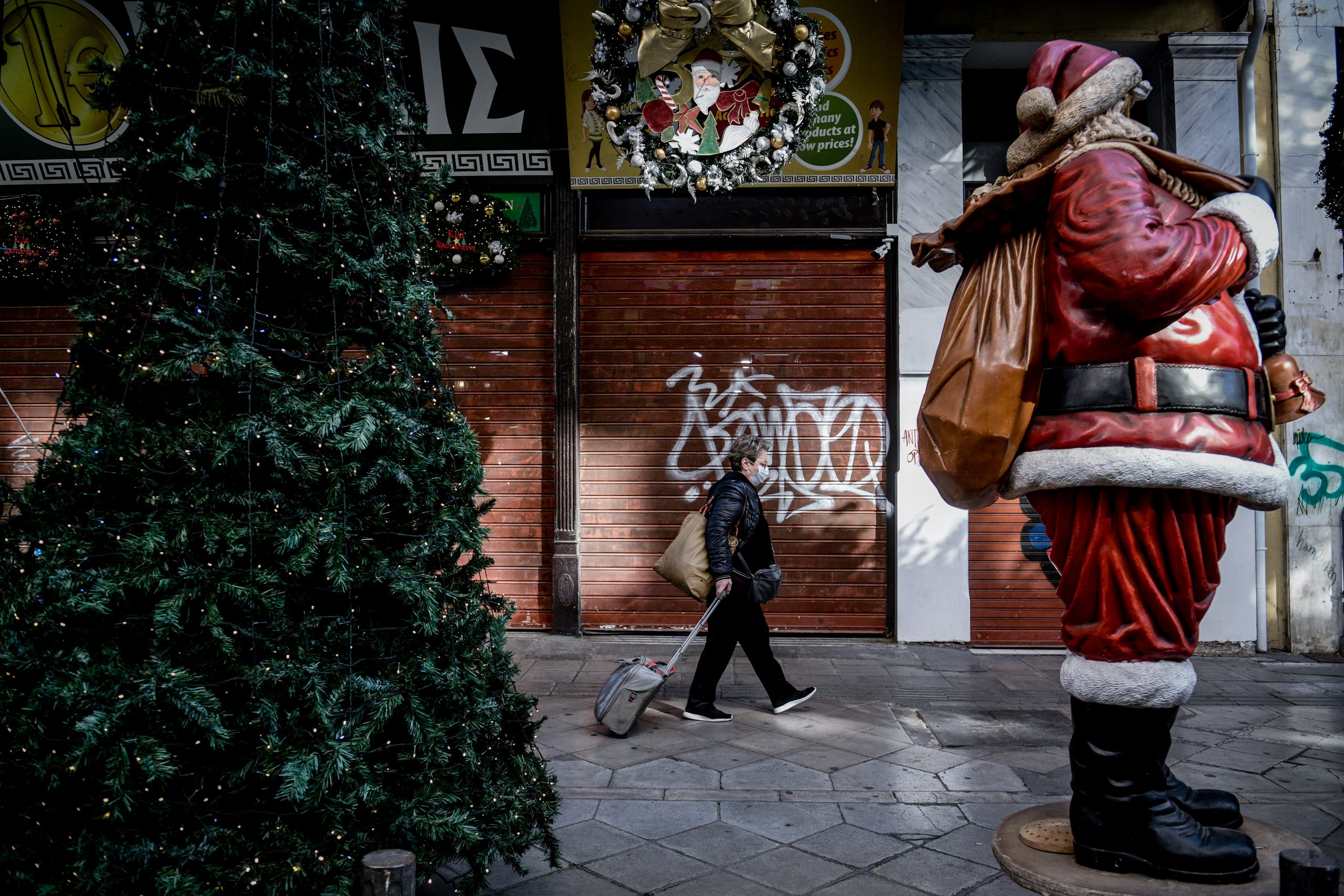 NielsenIQ: 2 στους 3 Ελληνες θα γιορτάσουν τα Xριστούγεννα χωρίς να μειώσουν τις δαπάνες τους