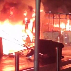 Ρομά: Σοβαρά επεισόδια στο Μενίδι, πυρπόλησαν λεωφορείο