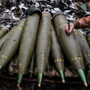 Πόλεμος στην Ουκρανία – Οι ελλείψεις σε πυρομαχικά υπόσχονται κέρδη για τη βιομηχανία όπλων