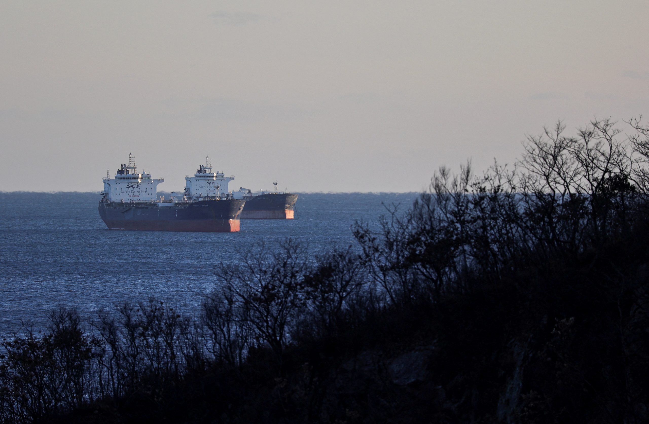 Καύσιμα: Ανθεί ο «αόρατος» ρωσικός στόλος
