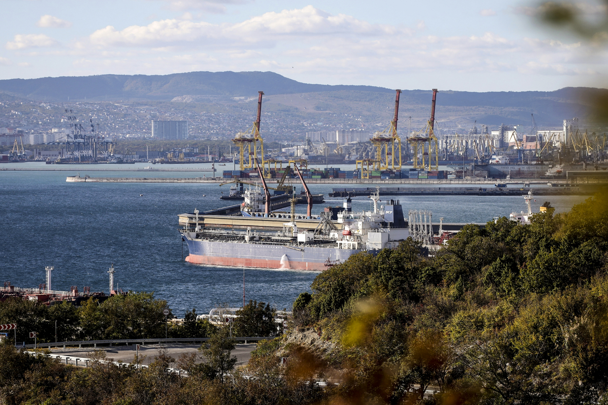 Θα μπορέσει το πλαφόν στο ρωσικό πετρέλαιο να «γονατίσει» τη Ρωσία;