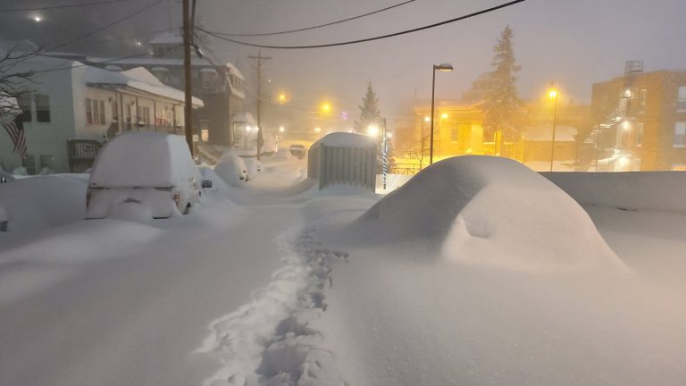 ΗΠΑ: Πόλεις θαμμένες κάτω από το χιόνι – Στέλνουν διασώστες να σώσουν… διασώστες
