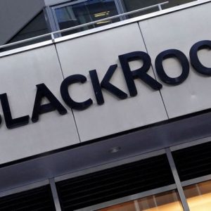 BlackRock: Σχεδιάζει προσλήψεις για να κερδίσει τους πλούσιους Ευρωπαίους