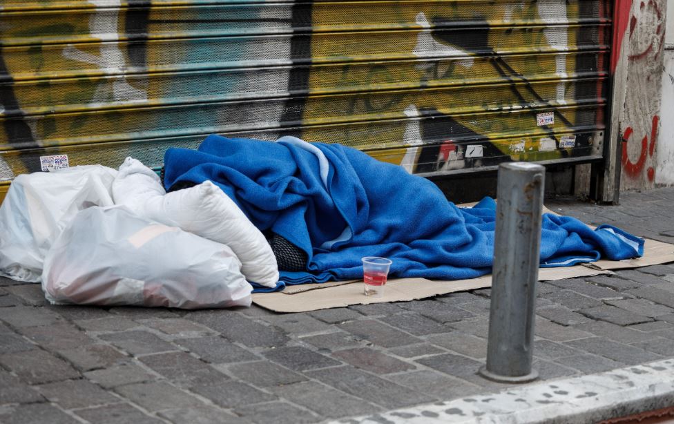 Στέγαση και Εργασία: Οι τρεις παροχές του νέου προγράμματος για άστεγους