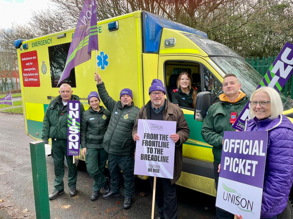 Βρετανία: Τα πληρώματα ασθενοφόρων εξήγγειλαν νέες απεργίες τον Ιανουάριο