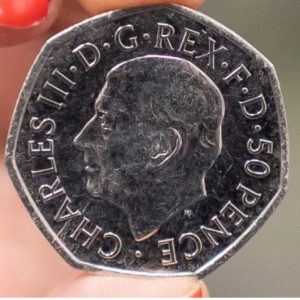 Βρετανία: Κυκλοφόρησαν τα πρώτα νομίσματα με το πορτρέτο του βασιλιά Καρόλου
