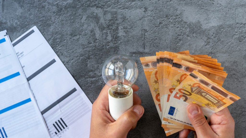 Λογαριασμοί ρεύματος: Πώς να εξοικονομήσετε 350 ευρώ ετησίως