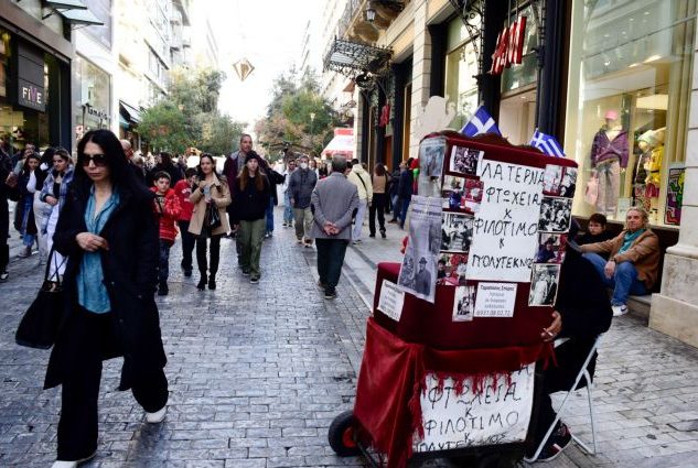 Εορταστικό ωράριο: Πότε κλείνουν παραμονή Πρωτοχρονιάς καταστήματα και σούπερ μάρκετ